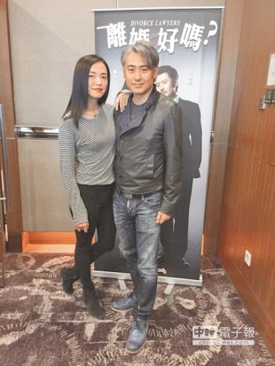 吳秀波（右）與姚晨昨接受台灣媒體專訪，暢談夫妻相處之道。（陳幸芬攝）