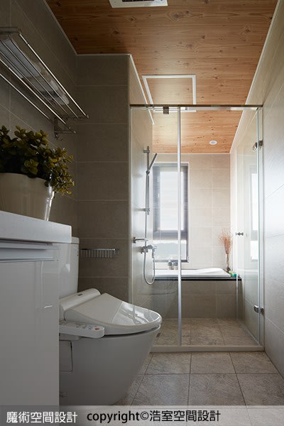 衛浴空間搭配簡單素雅的建材，勾勒輕盈又帶有層次的精緻風格。