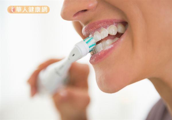 研究顯示，每天刷牙次數少於一次的女性，其罹患失智症的機率比每天刷牙一次以上的人增加65％。
