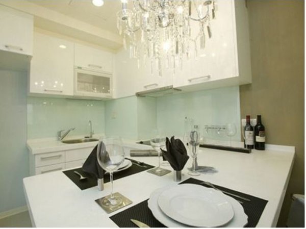 白色系廚房餐廳，能營造出高雅的料理與用餐氣氛。 朵卡室內設計提供 
