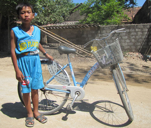 Vụ cậu bé 14 tuổi đạp xe lạc gần 300 km: Ăn 1 ổ bánh mì và đạp xe suốt… 53 giờ Dilac3-20140723-141019-989