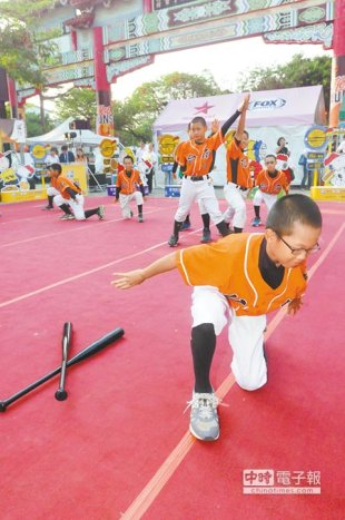 台南市協進國小球員在WBSC世界盃少棒賽記者會上跳戰舞。（黃仲裕攝）