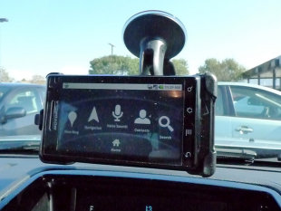 專家表示，聲控技術可以讓駕駛安全的使用方向盤，但研究指出，這項受歡迎的功能可能更容易造成駕駛分心。（photo by Ruth Hartnup；Ann Larie Valentine on Flicker - used under Creative Commons license）