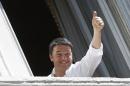 Il premier Matteo Renzi si affaccia da palazzo Chigi a Roma