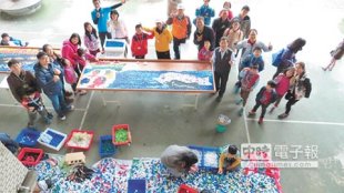 彰化縣二林鎮香田國小17日舉辦「小小瓶蓋大計畫」活動，60多名親子利用回收的10萬多個瓶蓋創作藝術牆。（鐘武達攝）