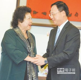 行政院長江宜樺（右）與高雄市長陳菊（左）會談，針對石化業的安全發展交換意見。