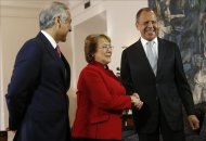 La presidenta chilena, Michelle Bachelet (c) y el canciller Heraldo Muñoz (i), reciben al ministro ruso de Asuntos Exteriores, Serguei Lavrov, en el Palacio de La Moneda, en Santiago de Chile (Chile). EFE