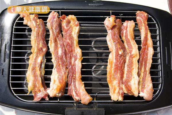 燒烤高脂肪肉類，容易吃進致癌物質，增加體內毒素。