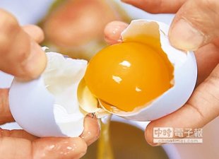 別生吃屏東傳出H5N2禽流感疫情，消費者應避免生蛋製品，烹調時要完全煮熟。（姚志平攝）