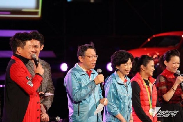 2017-01-012017台北跨年晚會，台北市長柯文哲（左三）夫婦陪伴民眾倒數。（方炳超攝）