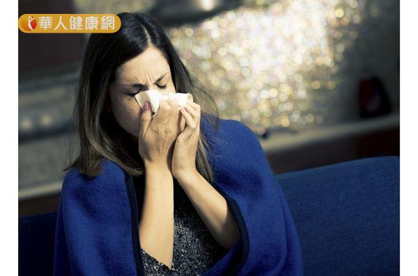 若是出現輕微的咳嗽、流鼻水或喉嚨痛等症狀時，可能快要感冒囉！？ 此時及早使用口腔殺菌噴液，遏止病毒作怪。