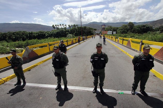 Tropas de Venezuela resguardan la frontera con Colombia, en San Antonio, estado Táchira, el 20 de agosto de 2015 (AFP | George Castellano)