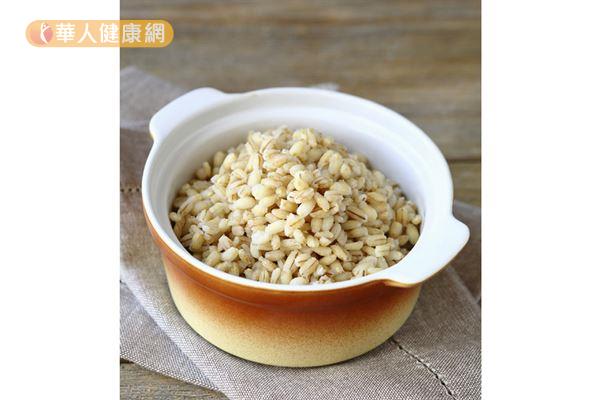 澱粉類食物可以選擇GI的紅豆飯、綠豆飯或糙米等。