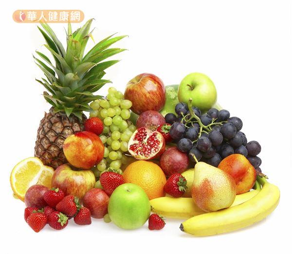 除了膳食纖維，水果中的維生素C、維生素B群、植化素和酵素，對抗身體頑固脂肪的功勞也不小。