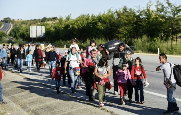 Imigrantes perto da fronteira entre a Turquia e a Gr茅cia. (AFP)
