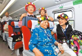 百歲人瑞孫貴花由家人陪同搭上普悠瑪號列車，展開公益體驗之旅。（莊哲權攝）