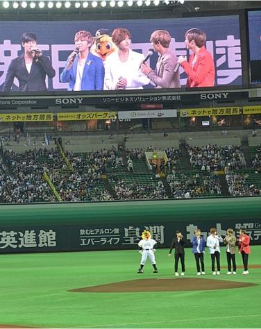 U-KISS，日本棒球直播中 佩戴黃色蝴蝶結登場 「哀悼」