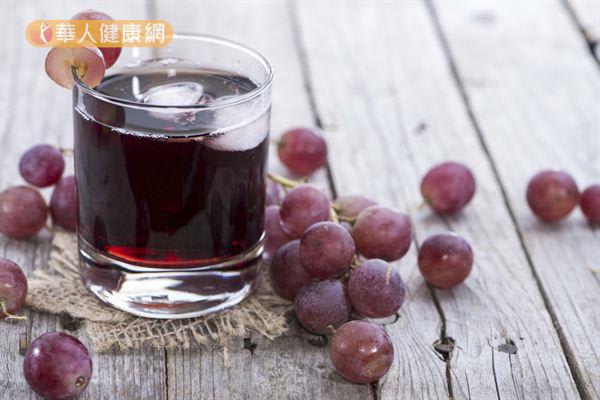 想要美白淡斑，可以適量飲用由葡萄搭配其他水果打成的果汁，幫助美肌。