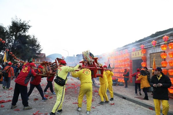 兩個神轎相遇還會先打招呼，如果兩個神祇交情好，還會有雙轎大合體的畫面。