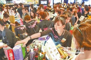 買到賺到SOGO台北店周年慶首日人潮擠爆，因景氣不佳，消費者鎖定可以囤貨的化妝品下手，讓專櫃小姐忙到手軟。（鄧博仁攝）