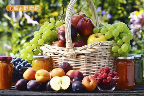 切好的水果放在5度C的冰箱冷藏，雖然水果外表會較乾、顏色會變深，但營養素流失的狀況並沒有想像中的多。