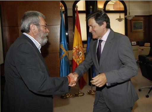 El presidente del Principado, Javier Fernández (d) recibe al secretario general de UGT, Cándido Méndez (i) momentos antes de mantener una reunión institucional hoy en la sede de Presidencia del Gobierno en Oviedo. EFE