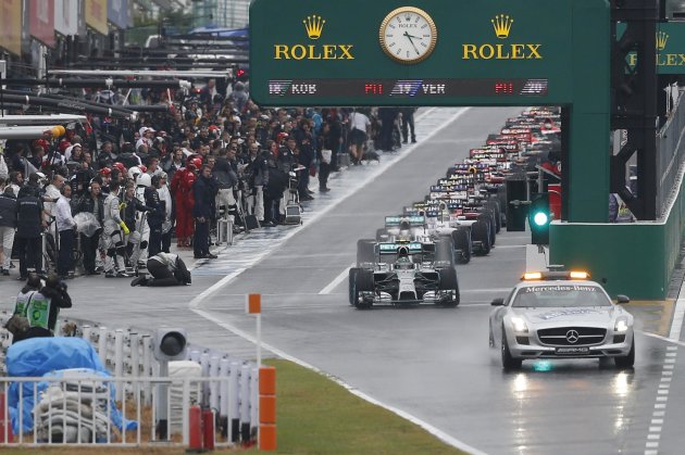 Chuva marcou a corrida no Japão. Porém, acidente de Bianchi terminou com a prova mais cedo. (Reuters)