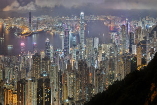 非常都市化的香港也是國人喜愛的旅遊城市之一 (圖片來源／Wikipedia)