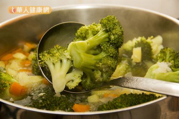 長時間水煮蔬菜，其中的維生素很容易受到破壞。