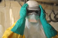 (1º abr) Médico se prepara para atender a pacientes com febre ebola, na Guiné