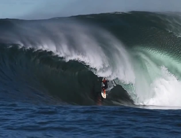 Surfistas desafiam a morte para registar onda gigante
