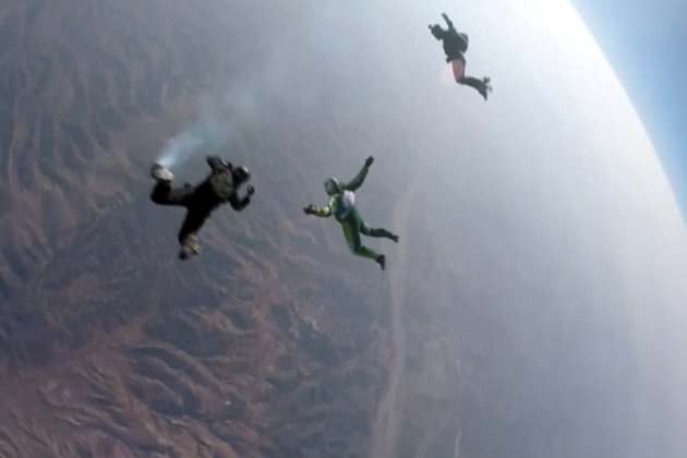 美國跳傘好手艾金斯（Luke Aikins）30日創下新紀錄：不使用降落傘，從約25000英尺的高空一躍而下，安全降落地面（美聯社）