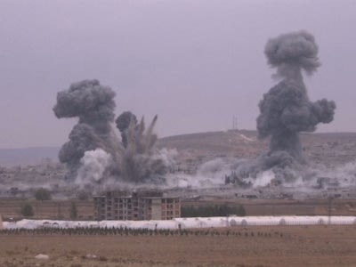 La batalla por la ciudad siria de Kobani se intensifica con múltiples explosiones. (AP)