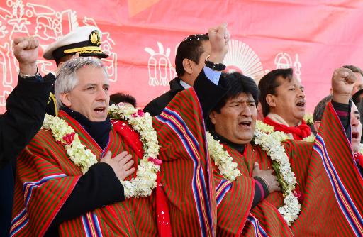 Le président bolivien Evo Morales (d) et son vice-président Alvaro Garcia Linera inaugurent le téléphérique urbain le plus long et le plus haut du monde le 30 mai 2014 à La Paz