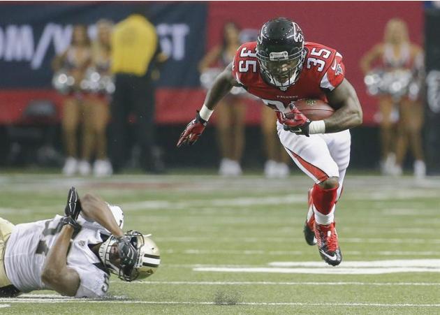 ELX01.  Atlanta (Estados Unidos), 07/09 / 2014.- Atlanta Falcons corredor Antone Smith (R) rompe con los New Orleans Saints en el interior apoyador David Hawthorne (L) por un pase de touchdown de 54 yardas y ru