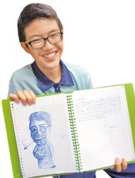 居仁國中學生賴郁仁，會考作文被選為優良作文範例，開心展示自己的漫畫及考前練習寫下的日記。（梁貽婷攝）