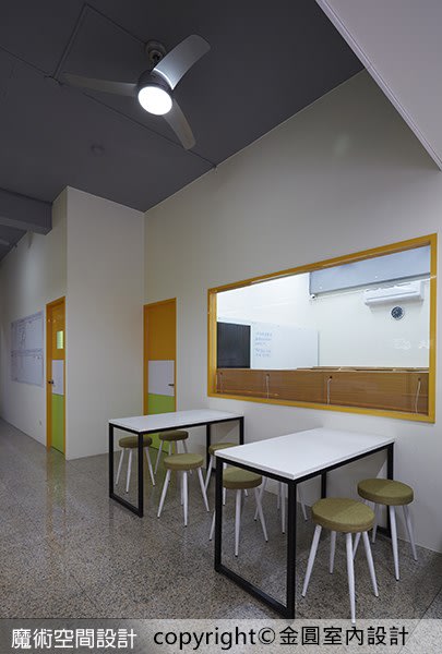 K書室與大廳隔間牆留出觀景窗，降低封閉感之外，也能讓負責管理的老師便於掌握室內狀況。