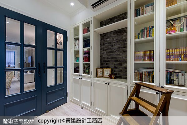 美式風格設計的書櫃以白色搭配灰色磚型文化石，人文質感濃厚，半開放式櫃體規劃，美學與實務兼顧。
