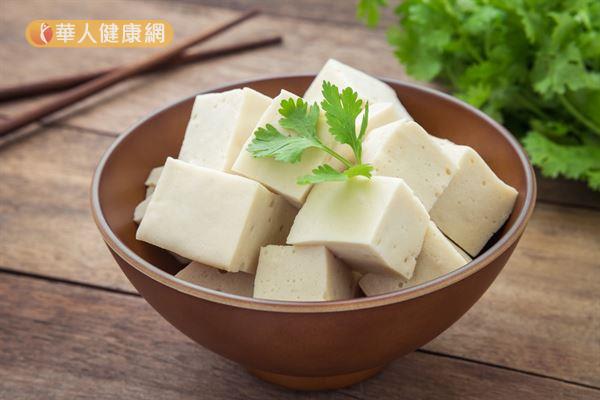 豆腐屬於優質蛋白質，還有助於降低膽固醇、增強記憶力。