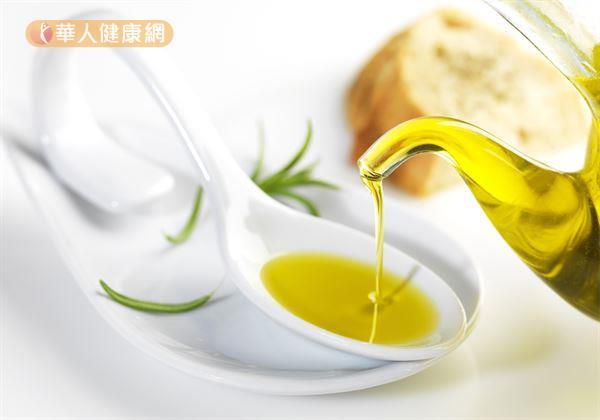 脂肪酸結構上含有一個雙鍵，於室溫狀態下為液態，例如：橄欖油、芥花油、苦茶油等單元不飽和脂肪酸含量70%以上，適合當作主要的烹飪用油來源。