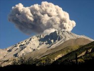 Amenaza por explosiones en volcán Ubinas obliga a evacuar a pueblo de Querapi 6105031w