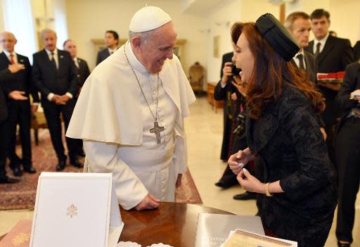 El papa Francisco y la presidenta argentina Cristina Kirchner bromean al intercambia regalos en el Vaticano el 17 de marzo de 2014