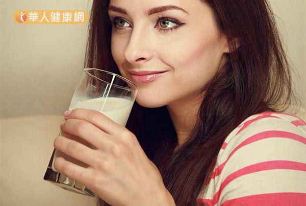 忙碌上班族適度補充含鈣量豐富，每100公克（ml）含有100毫克鈣質、方便取得的牛奶，就是不錯的選擇。