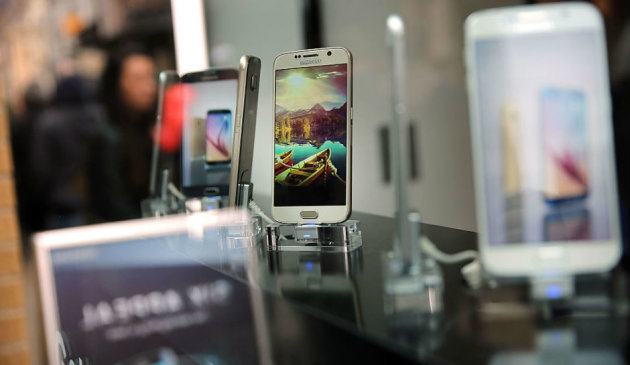 Samsung Galaxy S and S6 Edge units on display.