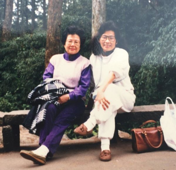 本文作者張桂越（右）28年前因出版崔小萍（左）在獄中寫的日記，二人成為好友。（張桂越提供）