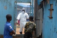 Parentes de pessoas infectadas pelo vírus Ebola aguardam notícias na entrada de uma zona de risco do hospital John Kennedy, em Monróvia, na Libéria, em 3 de setembro de 2014