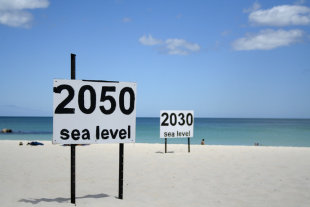 海岸線將會在未來逐漸延展到陸地上，全球水平面上升將是不可避免的暖化問題。（photo by go_greener_oz on Flickr- used under Creative Commons license）