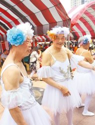 100位長者齊聚新北市市民廣場手舞足蹈，展現活力，其中坪林樂齡中心的阿公、阿嬤更換上芭蕾舞裝，跳起電音組曲，銀髮魅力橫掃教育局30日舉行的「Happy-Learning嘉年華」。