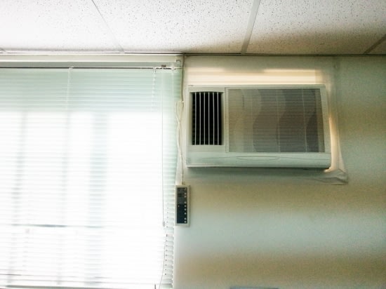 如果陽光會直射入房，務必要裝上窗簾，不然冷氣消耗電力相當可觀