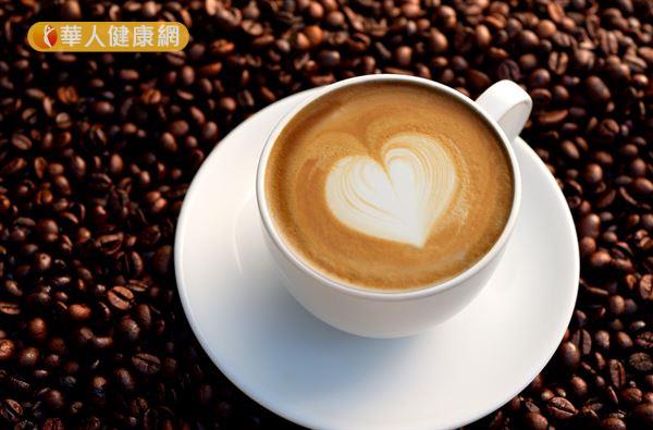 咖啡含有咖啡因、綠原酸、多酚類化合物等抗氧化物質，可以保護腦細胞。